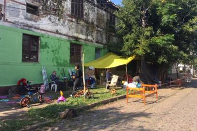 Famílias na rua após reintegração de posse. 