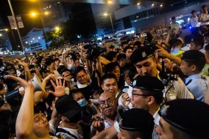  Agitations are seen between pro-independence supporters and protest organisers during a rally against a controversial extradition law proposal in Hong Kong on June 9, 2019. - Hong Kong witnessed its largest street protest in at least 15 years on June 9 as crowds massed against plans to allow extraditions to China, a proposal that has sparked a major backlash against the citys pro-Beijing leadership. (Photo by Philip FONG / AFP)Editoria: POLLocal: Hong KongIndexador: PHILIP FONGSecao: lawsFonte: AFPFotógrafo: STR