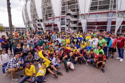 Prefeitura leva crianças beneficiadas por proejtos sociais para assistir ao treino das Seleção Brasileira