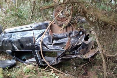 Danyela de Souza Cavalcante, 28 anos, morreu após o veículo onde ela estava se envolver em um acidente na ERS-456, na divisa entre Pinhal da Serra e Esmeralda, na tarde de domingo (9). A colisão ocorreu pouco antes das 15h30min na região do numeral 1.460. Conforme informações da Brigada Militar de Pinhal da Serra, Danyela era passageira de um Celta que capotou após ser atingido na traseira por um Gol.  