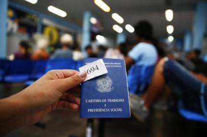  PORTO ALEGRE, RS, BRASIL, 02-01-2019: Grande movimento de trabalhadores em busca de emprego no primeiro dia útil do ano, na agência do SINE em Porto Alegre (FOTO FÉLIX ZUCCO/AGÊNCIA RBS, Editoria de Notícias).