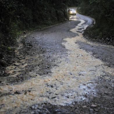  CAMBARÁ DO SUL - 31/05/2019 - ERS-020, estrada de chão que liga Cambará do Sul a São José dos Ausentes, está em situação precária, com muitos buracos, sem manutenção há 2 anos, segundo moradores. (FOTO: ANSELMO CUNHA/AGENCIA RBS)