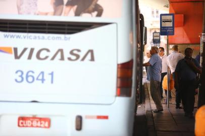  PORTO ALEGRE, RS, BRASIL, 15-10-2018. Passageiros da Vicasa reclamam de condições da frota. Os usuários da empresa Vicasa, que circula entre Porto Alegre e Canoas, reclamam do tempo de espera dos ônibus e do sucateamento da frota. (LAURO ALVES/AGÊNCIA RBS)