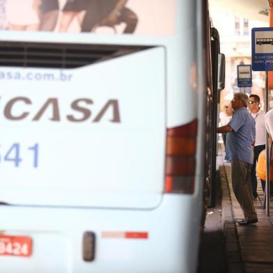  PORTO ALEGRE, RS, BRASIL, 15-10-2018. Passageiros da Vicasa reclamam de condições da frota. Os usuários da empresa Vicasa, que circula entre Porto Alegre e Canoas, reclamam do tempo de espera dos ônibus e do sucateamento da frota. (LAURO ALVES/AGÊNCIA RBS)