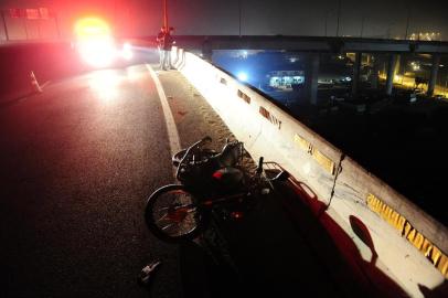  PORTO ALEGRE,RS,BRASIL.2019,06,11.Motoqueiro e caroneiro cairam, do viaduto da ERS 448,de uma altura de mais de trinta metros de altura.(RONALDO BERNARDI/AGENCIA RBS).