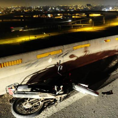  PORTO ALEGRE,RS,BRASIL.2019,06,11.Motoqueiro e caroneiro cairam, do viaduto da ERS 448,de uma altura de mais de trinta metros de altura.(RONALDO BERNARDI/AGENCIA RBS).