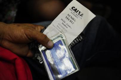  PORTO ALEGRE, RS, BRASIL, 10-03-2017. Primeiro dia de saque das contas inativas do FGTS nas agências da Caixa Economica Federal. (RONALDO BERNARDI/AGÊNCIA RBS)