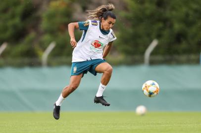 Marta treina com a Seleção Brasileira nesta terça-feira (11), em Montpellier, em preparação para o jogo contra a Austrália, pela segunda rodada da fase de grupos da Copa do Mundo da França.