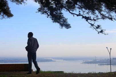  PORTO ALEGRE - RS- BR - 11.06.2019Terça-feria começou com leve nevoeiro e no decorrer do dia a temperatura foi subindo, em mais um dia atípico de outono.FOTÓGRAFO: TADEU VILANI AGÊNCIARBS 