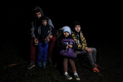  VACARIA, RS, BRASIL (07/06/2019)Crianças do interior de Vacaria precisam sair de casa de madrugada e enfrentar barro e frio para conseguir estudar. E eles só conseguem voltar para casa ao anoitecer. Boa parte do dia (pelo menos quatro horas) passam dentro do transporte escolar. Na foto, (E) Vitor henrique pereira modenez, Taylor adriano pereira maura, Vitória fernanda pereira maura e Vinícius augusto pereira maura. Percurso de manhã para ir na escola.  (Antonio Valiente/Agência RBS)