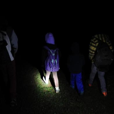  VACARIA, RS, BRASIL (07/06/2019)Crianças do interior de Vacaria precisam sair de casa de madrugada e enfrentar barro e frio para conseguir estudar. E eles só conseguem voltar para casa ao anoitecer. Boa parte do dia (pelo menos quatro horas) passam dentro do transporte escolar.  Percurso de manhã para ir na escola. (Antonio Valiente/Agência RBS)