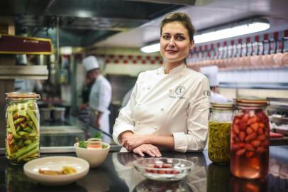  French pastry chief Jessica Prealpato of the Plaza Athenee hotel poses in her restaurants kitchen for a portrait in Paris on June 6, 2019. - Prealpato was named as the 2019 Best Restaurant Pastry Chef by the Worlds 50 Best Restaurants on June 9, 2019. (Photo by LUCAS BARIOULET / AFP)Editoria: FINLocal: ParisIndexador: LUCAS BARIOULETSecao: consumer goodsFonte: AFPFotógrafo: STR