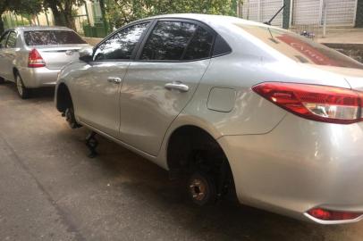 Criminosos levaram as quatro rodas de um carro na madrugada desta quarta-feira (12) na zona norte de Porto Alegre. O veículo, um Toyota Yaris, estava estacionado na rua Coronel João Corrêa, próximo da Rua Umbú no bairro Passo D¿Areia.