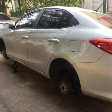 Criminosos levaram as quatro rodas de um carro na madrugada desta quarta-feira (12) na zona norte de Porto Alegre. O veículo, um Toyota Yaris, estava estacionado na rua Coronel João Corrêa, próximo da Rua Umbú no bairro Passo D¿Areia.