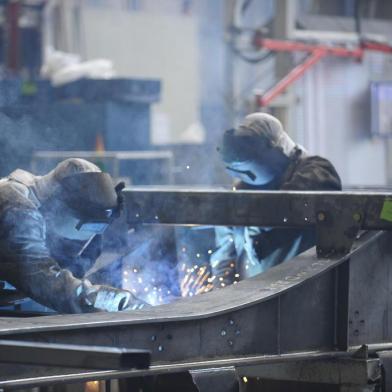  Imprensa Visita Empresas Randon. Jornalistas visitam produção de carretas da Randon.