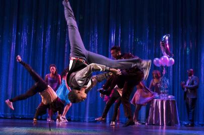 BROADWAY-KOURLAS-ART-LSPR-060419Wayne âJuiceâ Mackins, upside-down in center, in a scene from the musical âThe Prom,â with choreography by Casey Nicholaw, at the Longacre Theater in New York, Oct. 21, 2018. The frustrating part about Broadway dance isnât that there is no choreography of quality, but that whatâs excellent â âOklahoma!â and, in another register, âThe Promâ â isnât being recognized, writes New York Times critic Gia Kourlas. (Sara Krulwich/The New York Times)Editoria: ELocal: NEW YORKIndexador: SARA KRULWICHFonte: NYTNSFotógrafo: STF