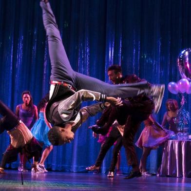 BROADWAY-KOURLAS-ART-LSPR-060419Wayne âJuiceâ Mackins, upside-down in center, in a scene from the musical âThe Prom,â with choreography by Casey Nicholaw, at the Longacre Theater in New York, Oct. 21, 2018. The frustrating part about Broadway dance isnât that there is no choreography of quality, but that whatâs excellent â âOklahoma!â and, in another register, âThe Promâ â isnât being recognized, writes New York Times critic Gia Kourlas. (Sara Krulwich/The New York Times)Editoria: ELocal: NEW YORKIndexador: SARA KRULWICHFonte: NYTNSFotógrafo: STF