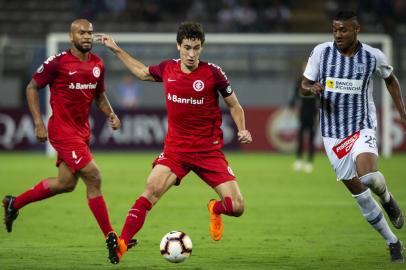  Brasils Internacional player Rodrigo Dourado (C) vies for the ball against Perus Alianza Lima player Aldair Fuentes(R), during their Copa Libertadores football match at the National Stadium in Lima, on April 24, 2019. (Photo by ERNESTO BENAVIDES / AFP)Editoria: SPOLocal: LimaIndexador: ERNESTO BENAVIDESSecao: soccerFonte: AFPFotógrafo: STR