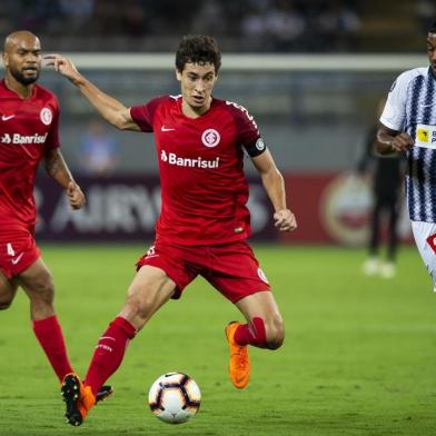  Brasils Internacional player Rodrigo Dourado (C) vies for the ball against Perus Alianza Lima player Aldair Fuentes(R), during their Copa Libertadores football match at the National Stadium in Lima, on April 24, 2019. (Photo by ERNESTO BENAVIDES / AFP)Editoria: SPOLocal: LimaIndexador: ERNESTO BENAVIDESSecao: soccerFonte: AFPFotógrafo: STR