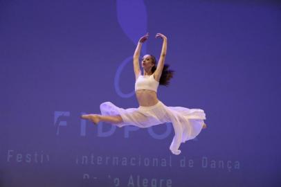 Foto da bailarina Ana Clara Jardim Fonseca, uma de duas bailarinas gaúchas com histórias de superação que participam do FIDPOA.