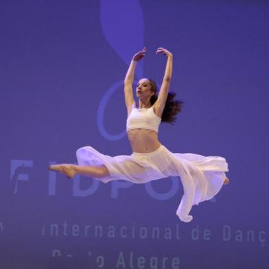 Foto da bailarina Ana Clara Jardim Fonseca, uma de duas bailarinas gaúchas com histórias de superação que participam do FIDPOA.