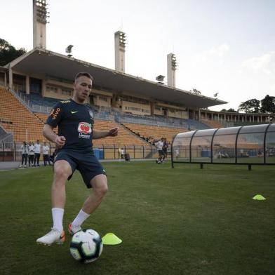  Arthur faz treino físico na Seleção Brasileira no Pacaembu. Lucas Figueiredo/CBF