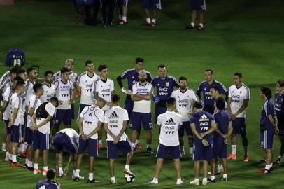  Argentinas footbal team coach Lionel Scaloni gives instructions to his players during a training session at Manuel Barradas stadium in Salvador, state of Bahia, Brazil, on June 11, 2019, ahead of the upcoming Copa America tournament. (Photo by GUSTAVO ORTIZ / AFP)Editoria: SPOLocal: SalvadorIndexador: GUSTAVO ORTIZSecao: soccerFonte: AFPFotógrafo: STR