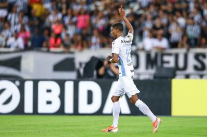 Gremio x BotafogoRS - FUTEBOL/CAMPEONATO BRASILEIRO 2019 /GREMIO X BOTAFOGO - ESPORTES - Lance da partida entre Gremio e Botafogo disputada na noite desta quarta-feira, no EstÃ¡dio do EngenhÃ£o, no Rio de Janeiro, em partida valida pela Campeonato Brasileiro 2019. FOTO: LUCAS UEBEL/GREMIO FBPAEditoria: SPOLocal: Rio de JaneiroIndexador: Lucas UebelSecao: futebolFonte: Gremio.netFotógrafo: Gremio x Botafogo