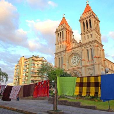 A poucos dias do início do inverno, Farroupilha prepara uma ação que doará roupas e cobertores na sexta-feira (14). É o Varal Solidário, que consiste em um grande fio onde estarão expostos as doações da comunidade na Praça da Igreja Matriz. 