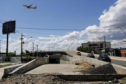 PORTO ALEGRE, RS, BRASIL, 19-03-2019: Trincheira da avenida Ceará. Obras não concluídas da Copa de 2014. (Foto: Mateus Bruxel / Agência RBS)