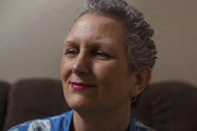 Sheila Hidalgo, 50, of Orange, Texas, who at age 40 learned she had breast cancer, which later spread to her liver, lungs and bones.Sheila Hidalgo, 50, of Orange, Texas, who at age 40 learned she had breast cancer, which later spread to her liver, lungs and bones, on May 31, 2019. A drug that can slow the progression of advanced breast cancer has been shown for the first time to lengthen survival in women whose disease started before or during menopause, researchers reported on Saturday. During Hidalgos time taking the drug ribociclib, one tumor shrank and several disappeared. (William Chambers/The New York Times)Editoria: ALocal: ORANGEIndexador: WILLIAM CHAMBERSFonte: NYTNSFotógrafo: STR