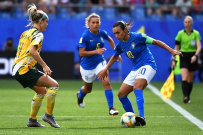  Brazils forward Marta (R) vies for the ball with Australias defender Ellie Carpenter during the France 2019 Womens World Cup Group C football match between Australia and Brazil, on June 13, 2019, at the Mosson Stadium in Montpellier, southern France. (Photo by Pascal GUYOT / AFP)Editoria: SPOLocal: MontpellierIndexador: PASCAL GUYOTSecao: soccerFonte: AFPFotógrafo: STF