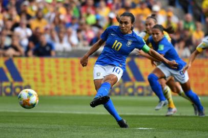  Brazils forward Marta hits and scores a penalty kick  during the France 2019 Womens World Cup Group C football match between Australia and Brazil, on June 13, 2019, at the Mosson Stadium in Montpellier, southern France. (Photo by Pascal GUYOT / AFP)Editoria: SPOLocal: MontpellierIndexador: PASCAL GUYOTSecao: soccerFonte: AFPFotógrafo: STF