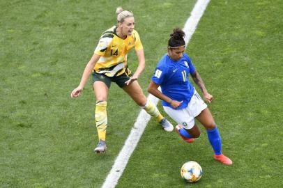  Australias defender Alanna Kennedy (L) vies for the ball with Brazils forward Cristiane during the France 2019 Womens World Cup Group C football match between Australia and Brazil, on June 13, 2019, at the Mosson Stadium in Montpellier, southern France. (Photo by GERARD JULIEN / AFP)Editoria: SPOLocal: MontpellierIndexador: GERARD JULIENSecao: soccerFonte: AFPFotógrafo: STF