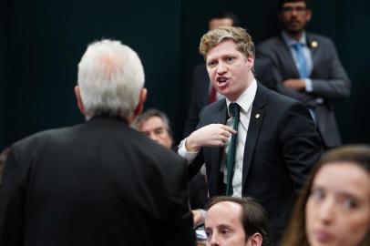 Leitura do relatório e parecer do relator da Comissão Especial da Reforma da Previdência, Samuel Moreira (PSDB-SP). Dep. Marcel Van Hattem (NOVO-RS) discute com deputado Ivan Valente. Foto: Pablo Valadares/Câmara dos Deputados