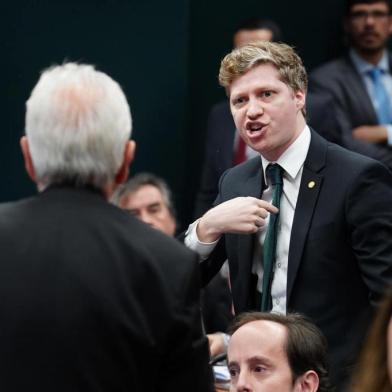 Leitura do relatório e parecer do relator da Comissão Especial da Reforma da Previdência, Samuel Moreira (PSDB-SP). Dep. Marcel Van Hattem (NOVO-RS) discute com deputado Ivan Valente. Foto: Pablo Valadares/Câmara dos Deputados