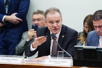 Samuel Moreira lendo relatório da reforma da Previdência. Foto: Pablo Valadares/Câmara dos Deputados