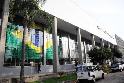  CAXIAS DO SUL, RS, BRASIL, 13/06/2019. Uma enorme bandeira do Brasil é vista no interior do prédio da Prefeitura Municipal de Caxias. (Porthus Junior/Agência RBS)