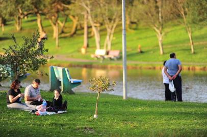  CAXIAS DO SUL, RS, BRASIL, 13/06/2019. A uma semana da chegada do inverno, temperaturas acima dos 20° são registradas na Serra. Ambiental no Parque Demétrio Monteiro da Silva (Lagoa do Rizzo).  (Porthus Junior/Agência RBS)