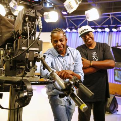  PORTO ALEGRE, RS, BRASIL, 09-11-2017: Os rappers Mark B (de boné) e Seguidor F, novos apresentadores da RBS TV para as pautas sobre comunidades, em fotos para a coluna Sinal Aberto de Flávia Requião (FOTO FÉLIX ZUCCO/AGÊNCIA RBS, Editoria de Variedades).