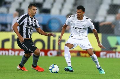 Rodrigues, do Grêmio, marcando Diego Souza, no duelo com o Botafogo