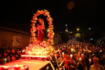 Procissão luminosa de Santo Antônio, em Porto Alegre