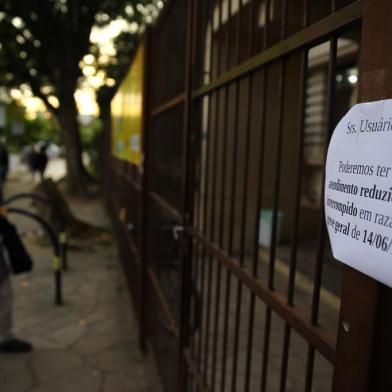 Como reflexo da greve desta sexta-feira (14) , contra a reforma da Previdência , o atendimento de saúde em Porto Alegre tem restrições. Das 140 unidades básicas de saúde , 17 estão fechadas. O Posto Modelo