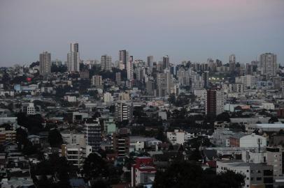  CAXIAS DO SUL, RS, BRASIL, 11/06/2019. IMAGENS PARA ESPECIAL DE ANIVERSÁRIO DE CAXIAS DO SUL. - Vistas gerais de Caxias do Sul. Anoitecer (pôr do sol), vistas do bairro São José e Santa Catarina. (Porthus Junior/Agência RBS)