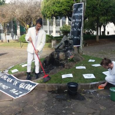 Intervenção de artistas por conta de limpeza na cultura de Caxias. Na foto, Raul Cardoso (esquerda) e Darlan Gebing.