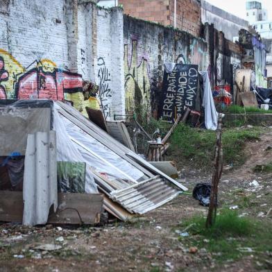  PORTO ALEGRE, RS, BRASIL, 12/06/2019: Três anos depois, terreno que abrigaria Centro Cultural Terreira da Tribo segue vazio, apenas com as fundações, e ocupado por alguns moradores de rua.Indexador: ISADORA NEUMANN