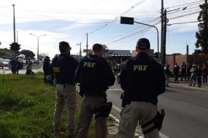 PRF atua em manifestos referentes a Greve Geral em Caxias do Sul. Na foro, a BR-116.