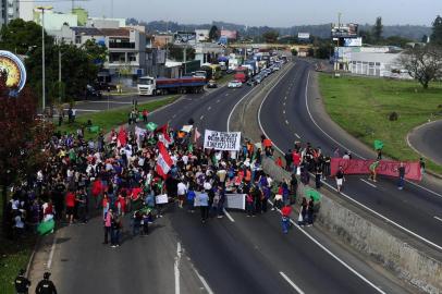  SÃO LEOPOLDO,  RS, BRASIL, 14/06/2019- Br116 na entrada de São Leopoldo, PRF impede manifestantes de bloquear a via. (FOTOGRAFO: RONALDO BERNARDI / AGENCIA RBS)