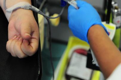  CAXIAS DO SUL, RS, BRASIL, 22/11/2018. Dia 25/11 é comemorado o Dia do Doador de Sangue. Na foto, Neide Denise Poersch, 28 anos, fazendo a sua parte, no Hemocentro. (Porthus Junior/Agência RBS)