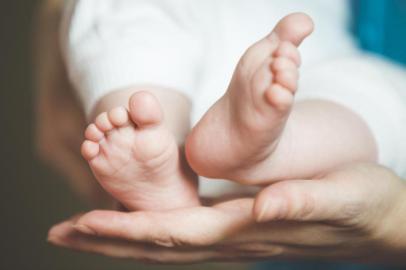  FLORIANÓPOLIS, SC ,BRASIL, 02-09-2016 - Teste do pezinho, feito em bebês recém-nascidos, atrasam até 6 meses em Florianópolis. O case é Ingrid Bezerra, com o filho Vinícius.